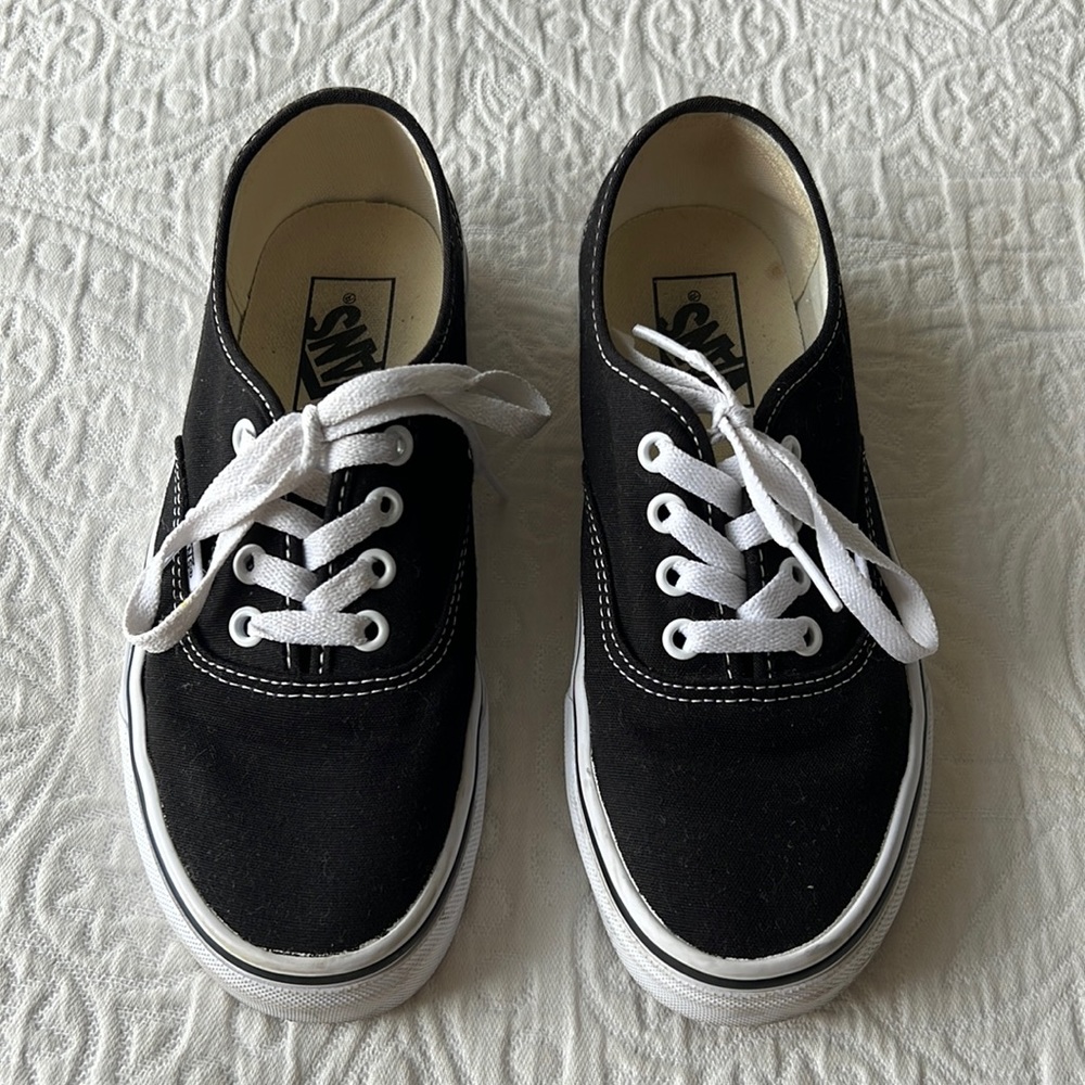Vans black authentic shoes women’s size 7. Amazing condition. Very gently used.